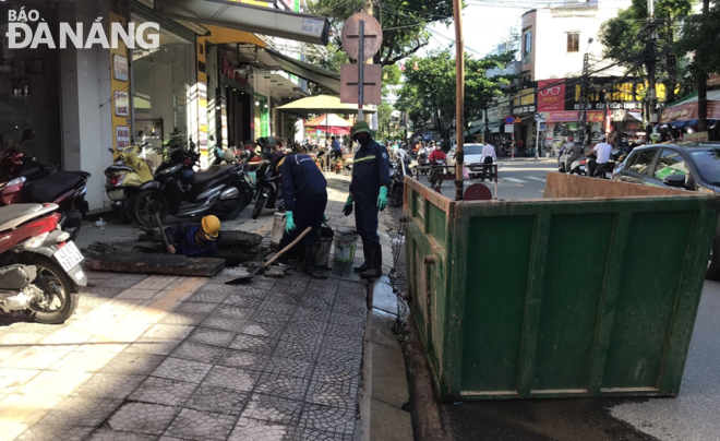 Workers of the Da Nang Sewerage and Wastewater Treatment Company dredging the sewer on Ha Huy Tap Street after extensive flooding occurred on October 14 and 15 in the city. Photo: HOANG HIEP