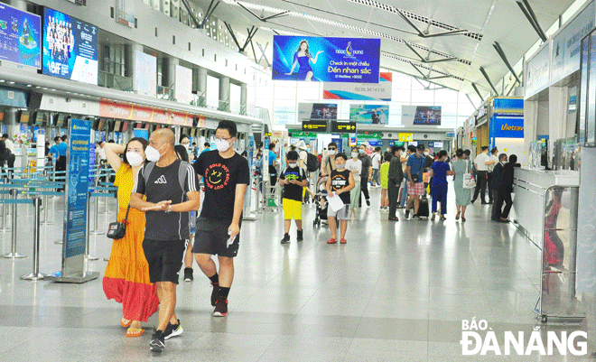 Hành khách tại sân bay quốc tế Đà Nẵng.Ảnh: THÀNH LÂN	