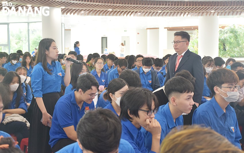 At the talk show, experts shared issues related to youth such as digital transformation - the role of youth, the importance of digital transformation for businesses, opportunities, challenges and orientations for Hai Chau youth. Photo: THU HA