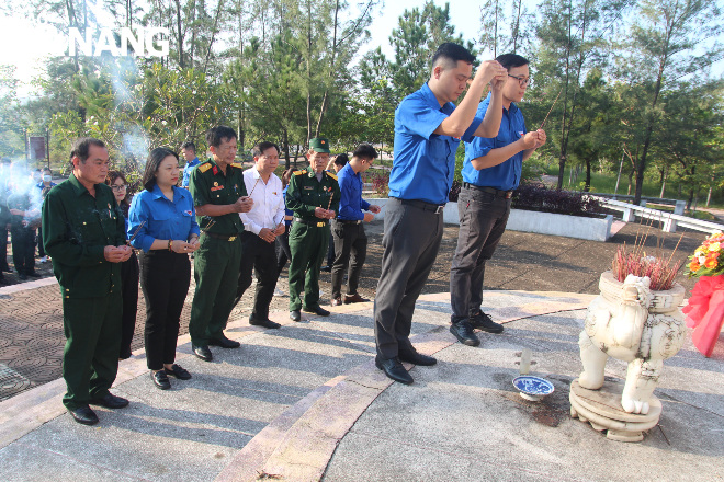 Đoàn Thanh niên và và Hội Cựu chiến binh Khối các cơ quan thành phố đến dâng hương tại tượng đài chiến thắng Bồ Bồ (xã Điện Tiến, thị xã Điện Bàn, tỉnh Quảng Nam). Ảnh: NGỌC QUỐC