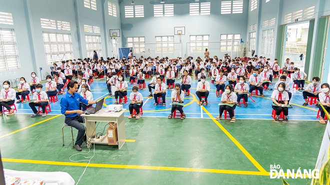 Pupils in Hoa Bac Commune participate in the free eye examination programme.