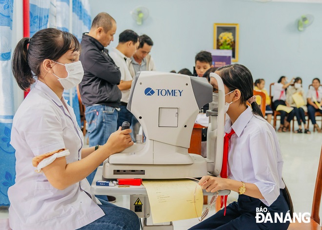 During the vision screening for pupils in Hoa Bac Commune, Hoa Vang District, a lot of modern eye examination equipment have been used such as  Tomey RC-800 Auto Ref-Keratometer