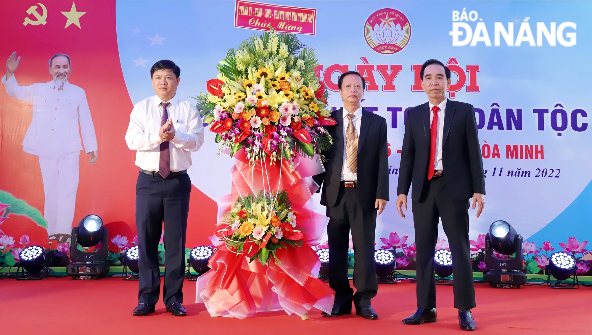 Da Nang Party Committee Standing Deputy Secretary Luong Nguyen Minh Triet (left) presenting flowers to congratulate the Hoa My 6 residential area. Photo: NGOC PHU