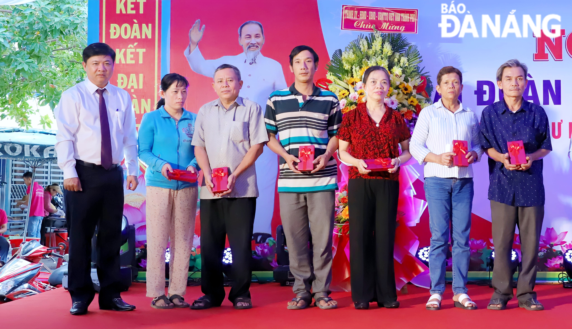  Municipal Party Committee Standing Deputy Secretary Luong Nguyen Minh Triet (first, left) giving gifts to households in Hoa My 6 residential area. Photo: NGOC PHU