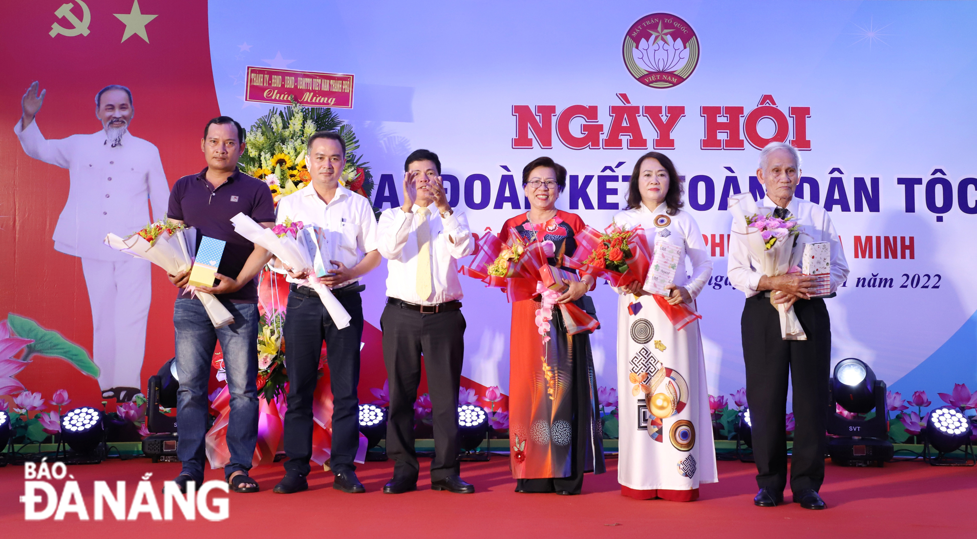 Head of the municipal Party Committee’s Commission for Internal Affairs Vo Cong Chanh (third, left) giving gifts to some residents of the Hoa My 6 residential area. Photo: NGOC PHU