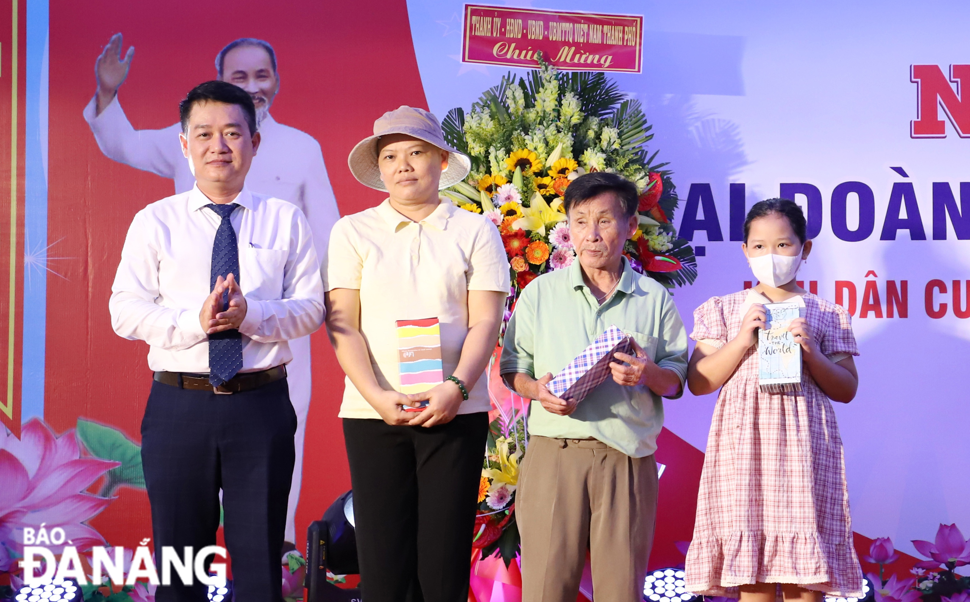 Secretary of Lien Chieu District Party Committee Nguyen Ha Bac (first, left)  giving gifts to some residents of the Hoa My 6 residential area. Photo: NGOC PHU