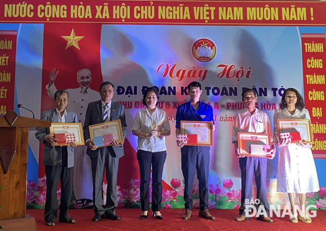 Chủ nhiệm Ủy ban Kiểm tra Thành ủy Lê Thị Mỹ Hạnh tặng hoa cho đại diện KDC. Ảnh: T. Phương