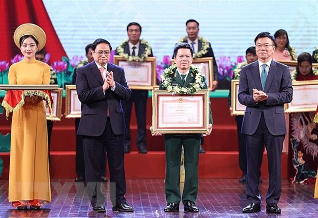 Thủ tướng Phạm Minh Chính và Bộ trưởng Bộ Tư pháp Lê Thành Long trao Bằng khen cho các cá nhân tiêu biểu. (Ảnh: Dương Giang/TTXVN)