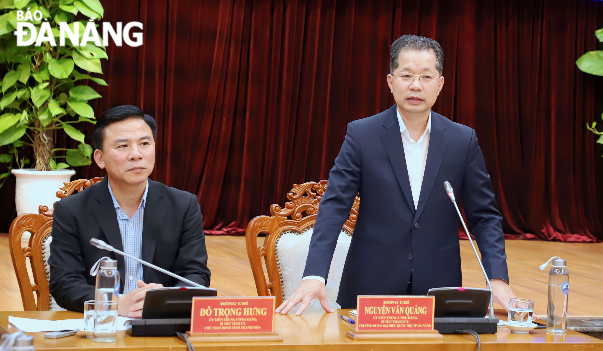 Da Nang Party Committee Secretary Nguyen Van Quang (right) speaks at the meeting. Photo: NGOC PHU