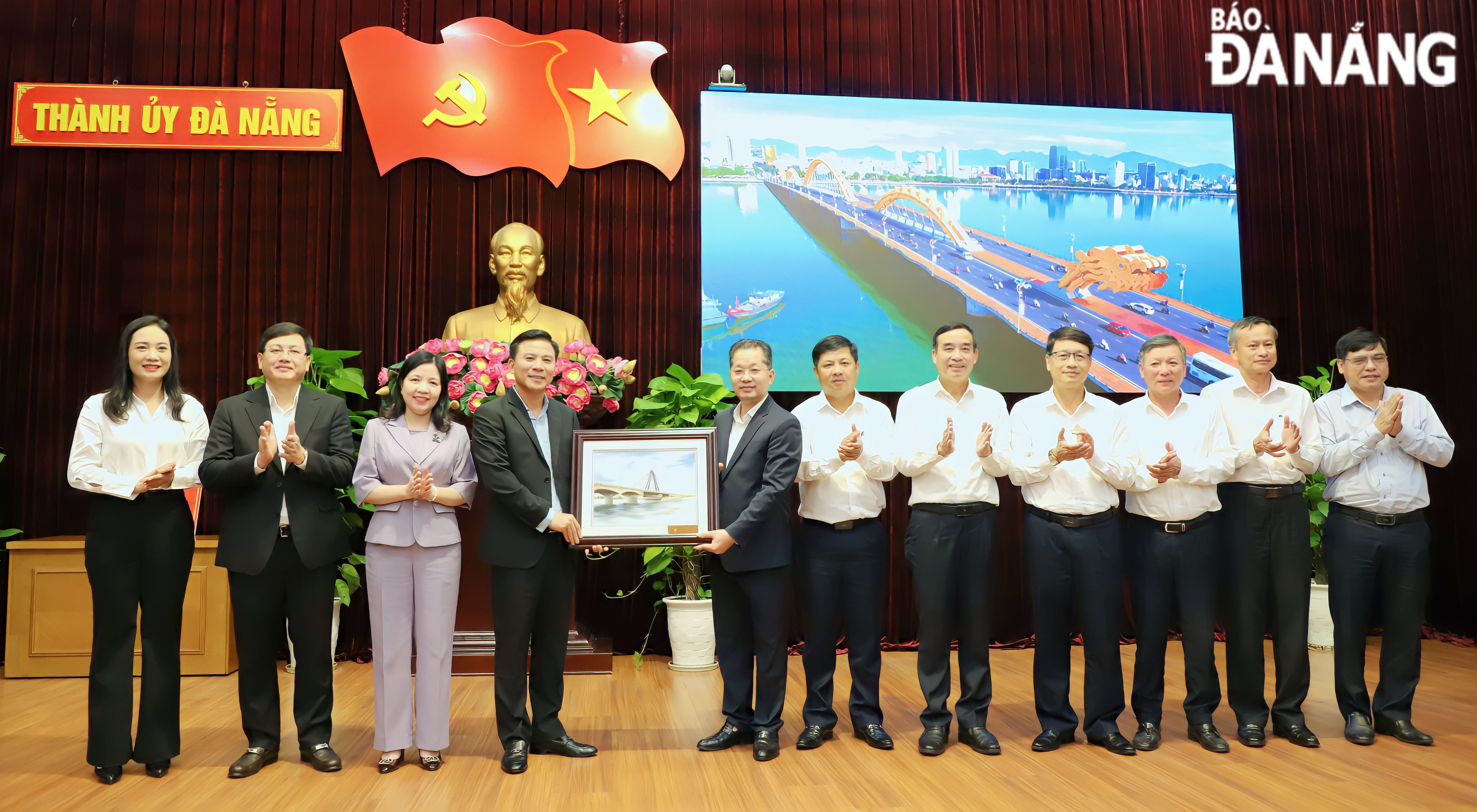 City leaders give a souvenir to leaders of Thanh Hoa Province. Photo: NGOC PHU