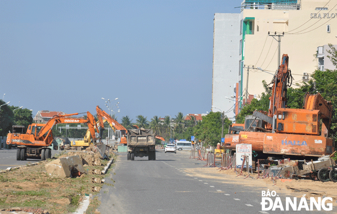 The construction of a separate wastewater collection system and sewer lines to transfer rainwater to the Han River for the basin from Ho Xuan Huong Street to Da Nang’s border with Quang Nam Province is one of the projects to be accelerated in the second quarter of 2022. Photo: THANH LAN