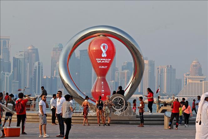 Người dân và du khách chụp ảnh tại điểm đặt đồng hồ đếm ngược tới World Cup 2022 ở Doha, Qatar, ngày 20-10-2022. Ảnh: AFP/TTXVN