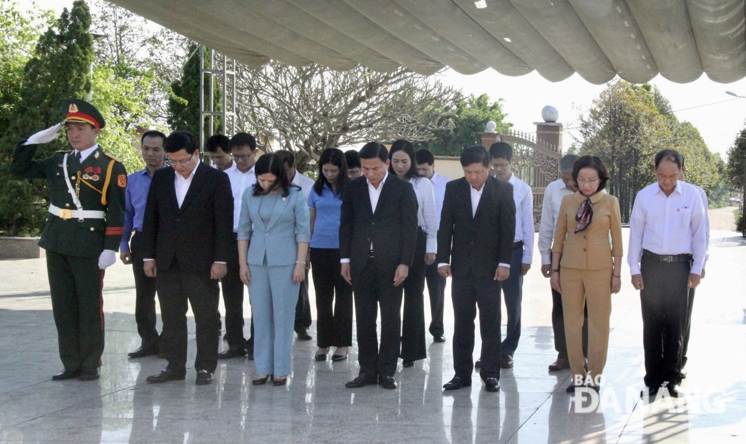 Leaders of Thanh Hoa Province and Da Nang observing a one-minute moment of silence in memory of late President Ho Chi Minh, heroic Vietnamese mothers and martyrs at the Martyrs' Cemetery 