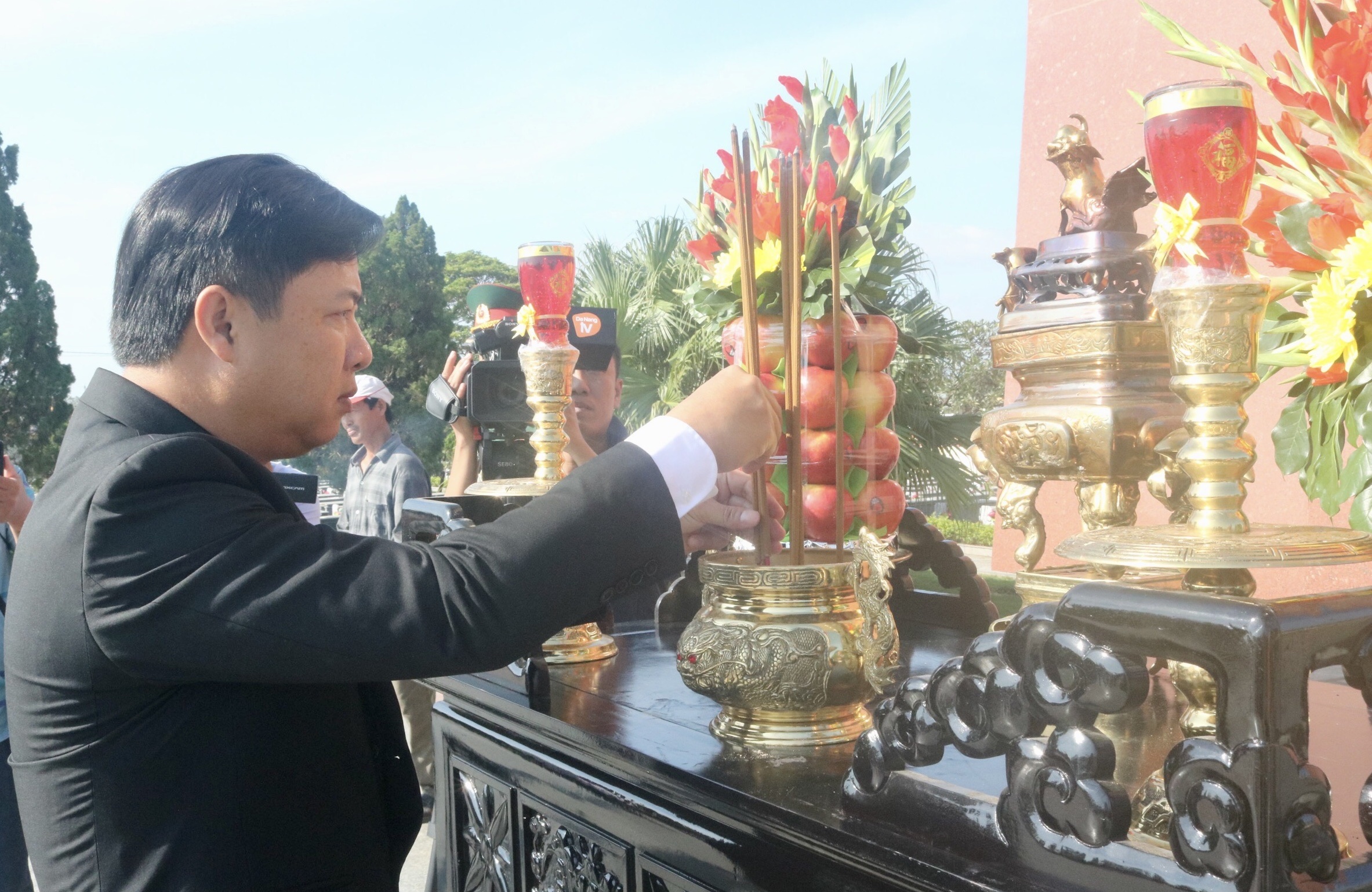 Da Nang Party Committee Deputy Secretary Luong Nguyen Minh Triet offering incense to commemorate heroic Vietnamese mothers and martyrs at the Martyrs' Cemetery.