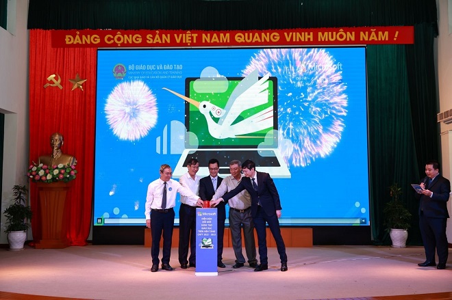Các đại biểu là lãnh đạo Cục Nhà giáo và Cán bộ quản lý giáo dục, Sở Giáo dục và Đào tạo thành phố Đà Nẵng, đại diện Microsoft Việt Nam... ấn nút khởi động Diễn đàn Đổi mới Sáng tạo Giáo dục trên nền tảng CNTT năm 2022 -2023. 