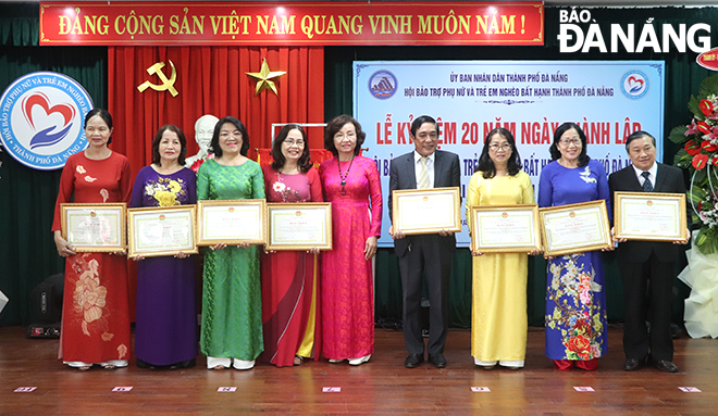 Da Nang People's Committee Vice Chairwoman Ngo Thi Kim Yen (center) awarding Certificates of Merit from the municipal People's Committee to collectives and individuals with outstanding achievements in Association's activities