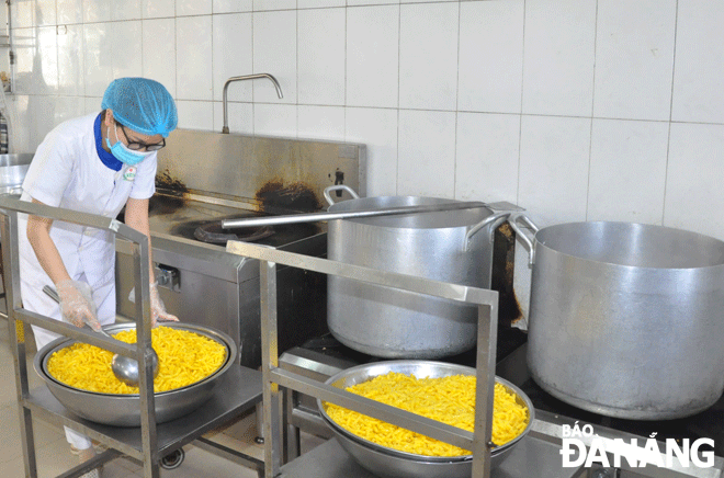 Staff from the Charity Kitchen of the Da Nang Oncology Hospital preparing free lunches for inpatients. Photo: LE HUNG