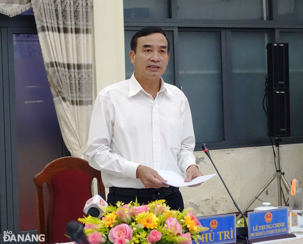 Chủ tịch UBND thành phố Lê Trung Chinh phát biểu kết luận buổi làm việc. Ảnh: HOÀNG HIỆP