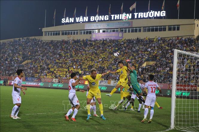 Pha tranh chấp bóng quyết liệt giữa cầu thủ hai đôi.