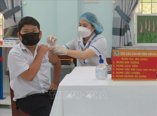 Tiêm vaccine phòng COVID-19 cho học sinh. Ảnh: TTXVN