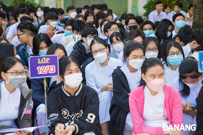 Học sinh Trường THPT Nguyễn Hiền chăm chú lắng nghe bài thuyết giảng về vấn nạn bạo lực học đường.