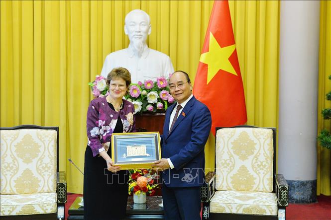 Chủ tịch nước Nguyễn Xuân Phúc tặng quà lưu niệm cho bà Frances Adamson, Thống đốc bang South Australia. Ảnh: Minh Đức/TTXVN