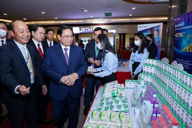 Thủ tướng Phạm Minh Chính thăm gian hàng của Angkormilk tại Diễn đàn Xúc tiến Đầu tư và Thương mại Việt Nam - Campuchia 2022. Ảnh: Công ty VNM cung cấp