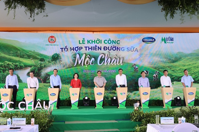 Thủ tướng Chính phủ cùng các đại biểu và lãnh đạo của Vinamilk, Mộc Châu Milk thực hiện nghi thức khởi công Tổ hợp Thiên đường sữa Mộc Châu. Ảnh: Công ty VNM cung cấp
