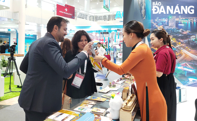 VITM 2022 will give a chance to domestic and international businesses and their partners to meet and build connections between them in a bid to bring more visitors to Da Nang in the near future. In the photo: International tourists visiting a show booth of the Da Nang Department of Tourism at the Asian Route Development Forum (Routes Asia) 2022. Photo: THU HA