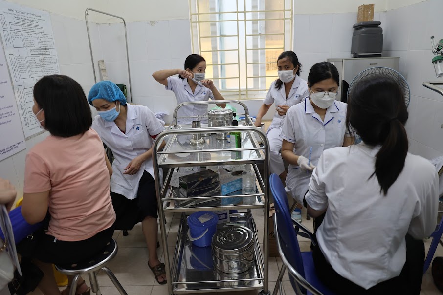 Tiêm vaccine phòng Covid-19 cho người dân. Ảnh: Lê Phú