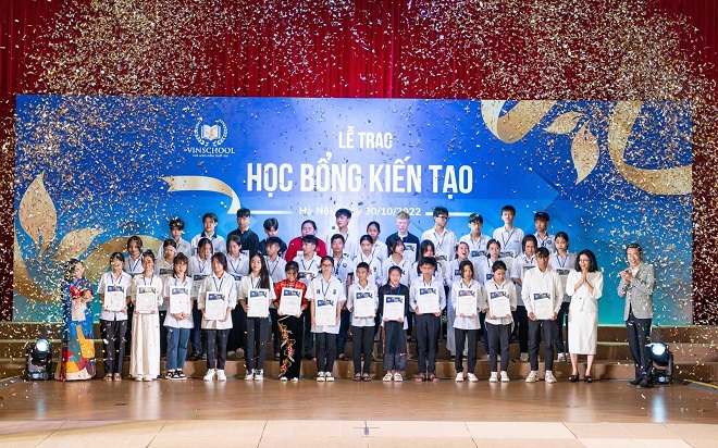 40 học sinh Học bổng Kiến tạo năm 2022 nhận giấy chứng nhận từ BTC chương trình.