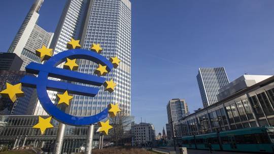 Biểu tượng đồng euro trước tòa nhà trụ sở chính của Ngân hàng Trung ương Châu Âu (ECB) ở Frankfurt, Đức. Ảnh: AFP