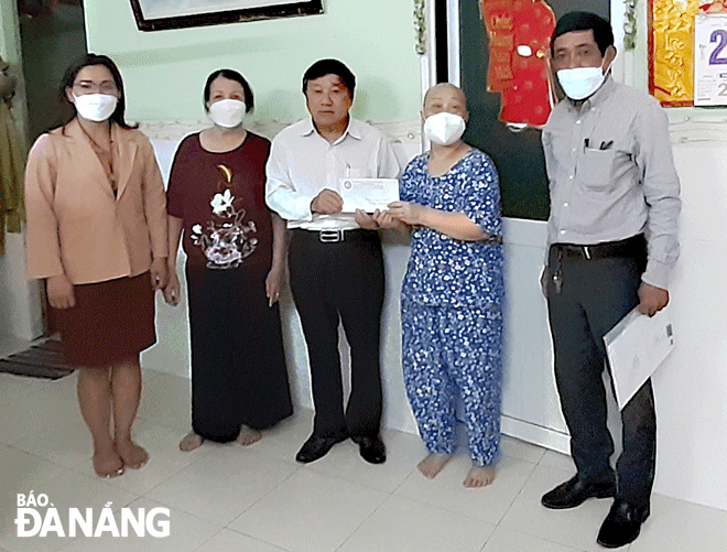 The Da Nang Association for the Protection of Poor and Disadvantaged Women and Children providing financial support for poor women suffering from life-threatening illness in the city. Photo: PC