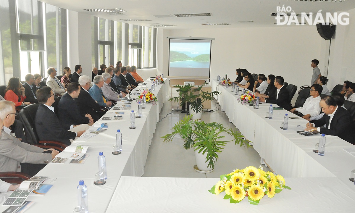 The working session in progress between the delegation of Swiss enterprises and the Authority of the Da Nang Hi-Tech Park and Industrial Parks