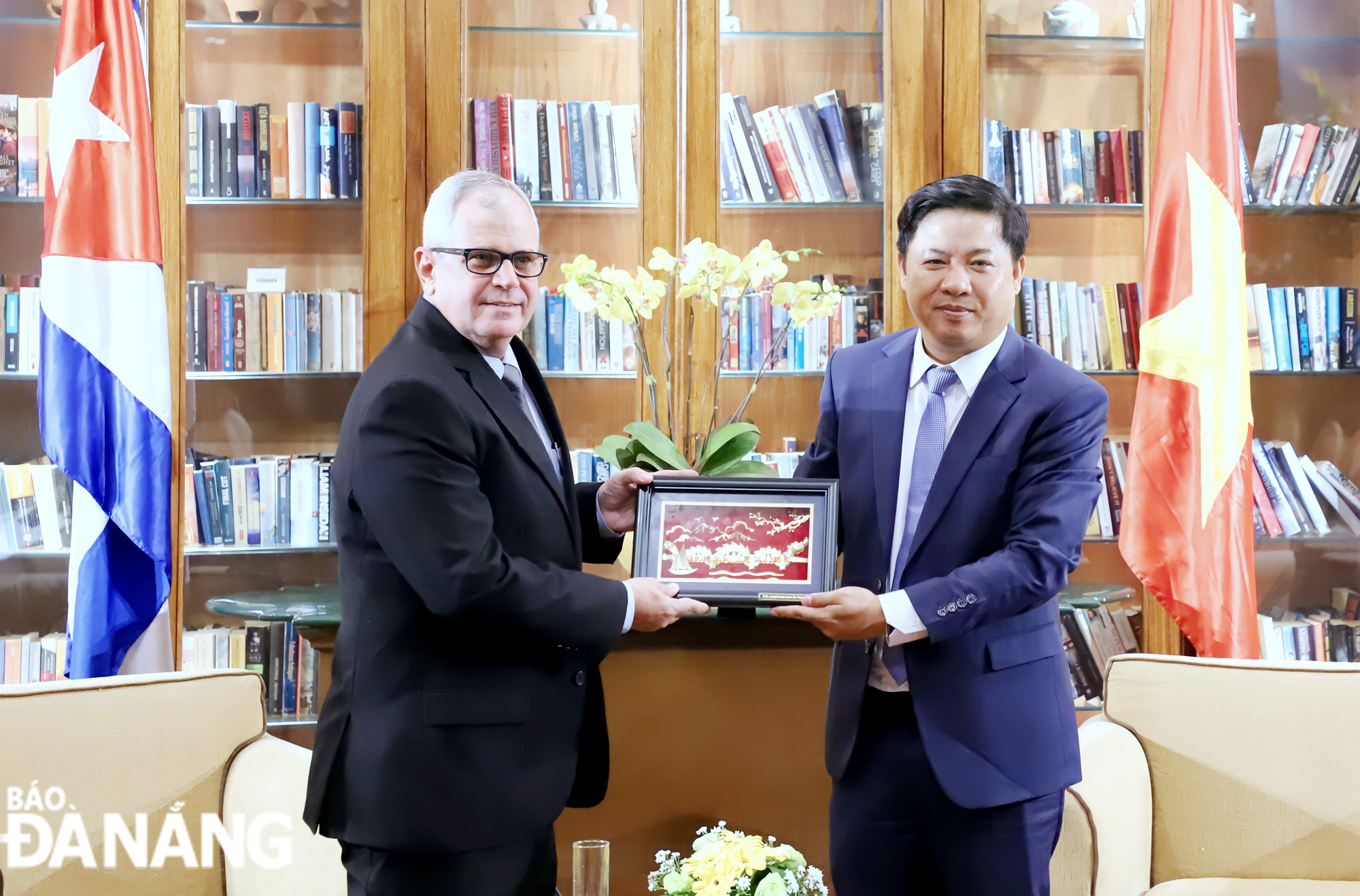 Da Nang Party Committee Deputy Secretary cum municipal People's Council Chairman Luong Nguyen Minh Triet (right) presenting a souvenir to Mr. Homero Acosta Álvarez