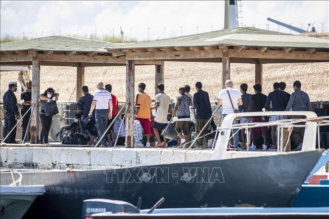 Tàu chở người di cư tới nơi tiếp nhận tạm thời trên đảo Lampedusa, Italy, ngày 11/7/2022. Ảnh tư liệu: AFP/TTXVN