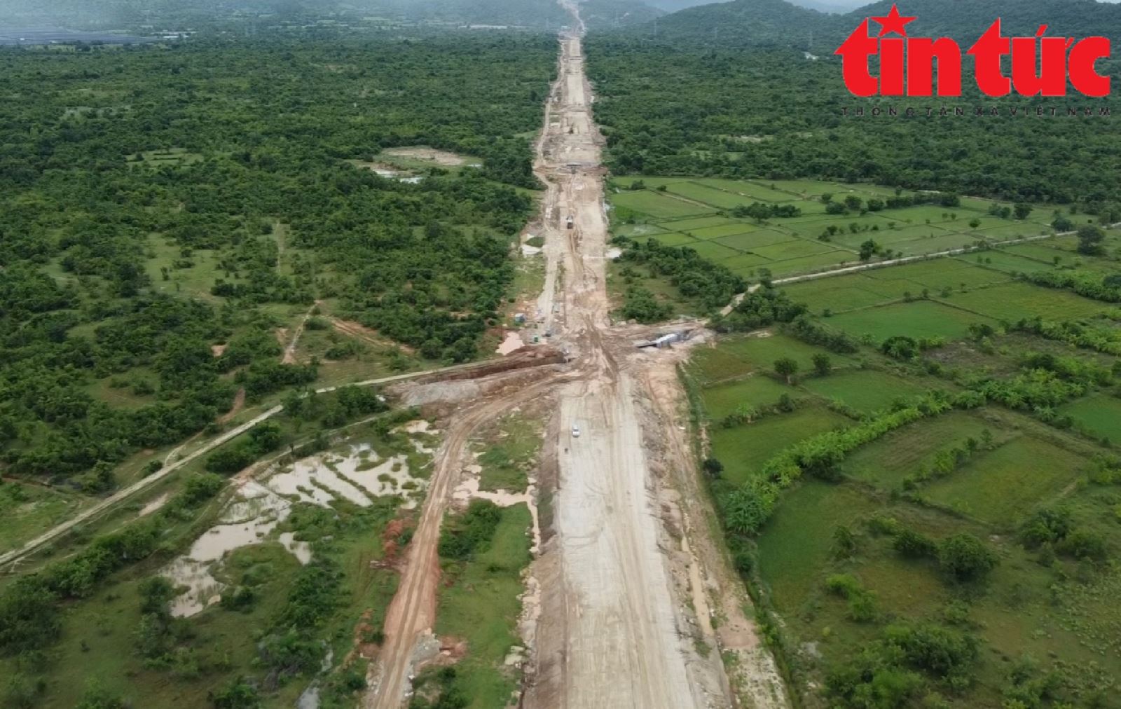 Thi công cao tốc Cam Lâm - Vĩnh Hảo.