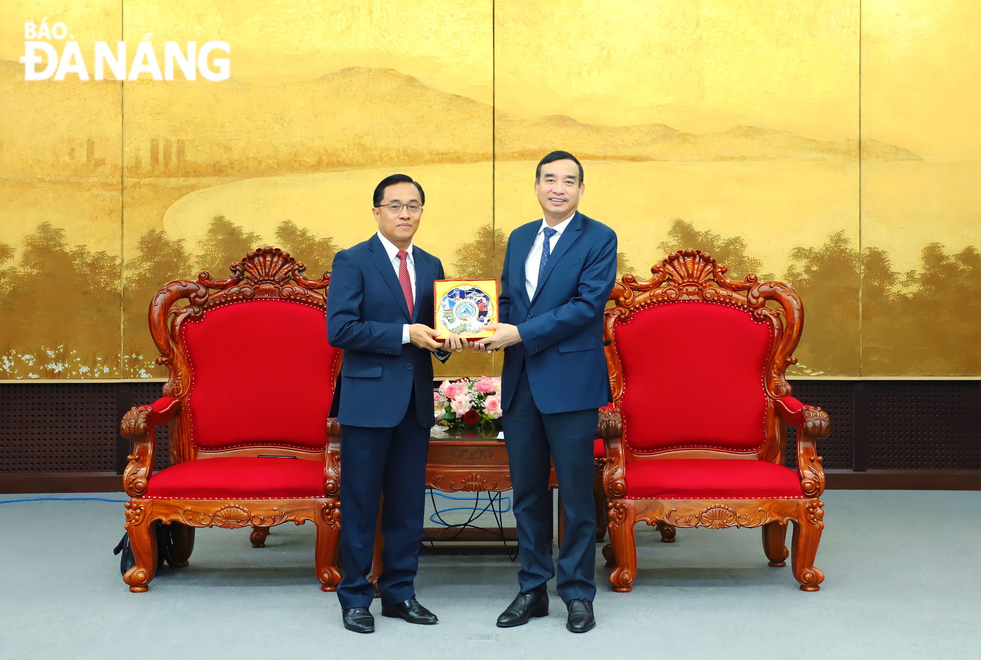 Da Nang People's Committee Chairman Le Trung Chinh (right) presenting a souvenir to the Secretary cum Governor of Sekong Province, Laos. Photo: NGOC PHU