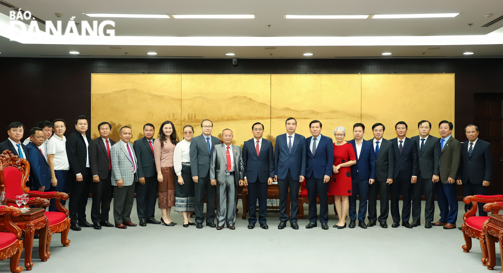 Leaders of Da Nang and Sekong Province, Laos posing for a group photo