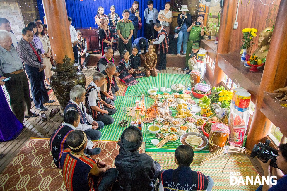 Những vị già làng của 3 thôn Phú Túc, Tà Lang, Giàn Bí cùng ngồi lại để làm lễ kết nghĩa trước tượng Bác Hồ.