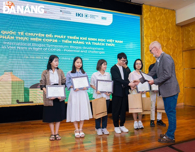 Phan Thị Mai (thứ ba từ trái sang) nhận giải thưởng tiềm năng trong cuộc thi “BIOGAS SYMPOSIUM 2022”. Ảnh: G.T