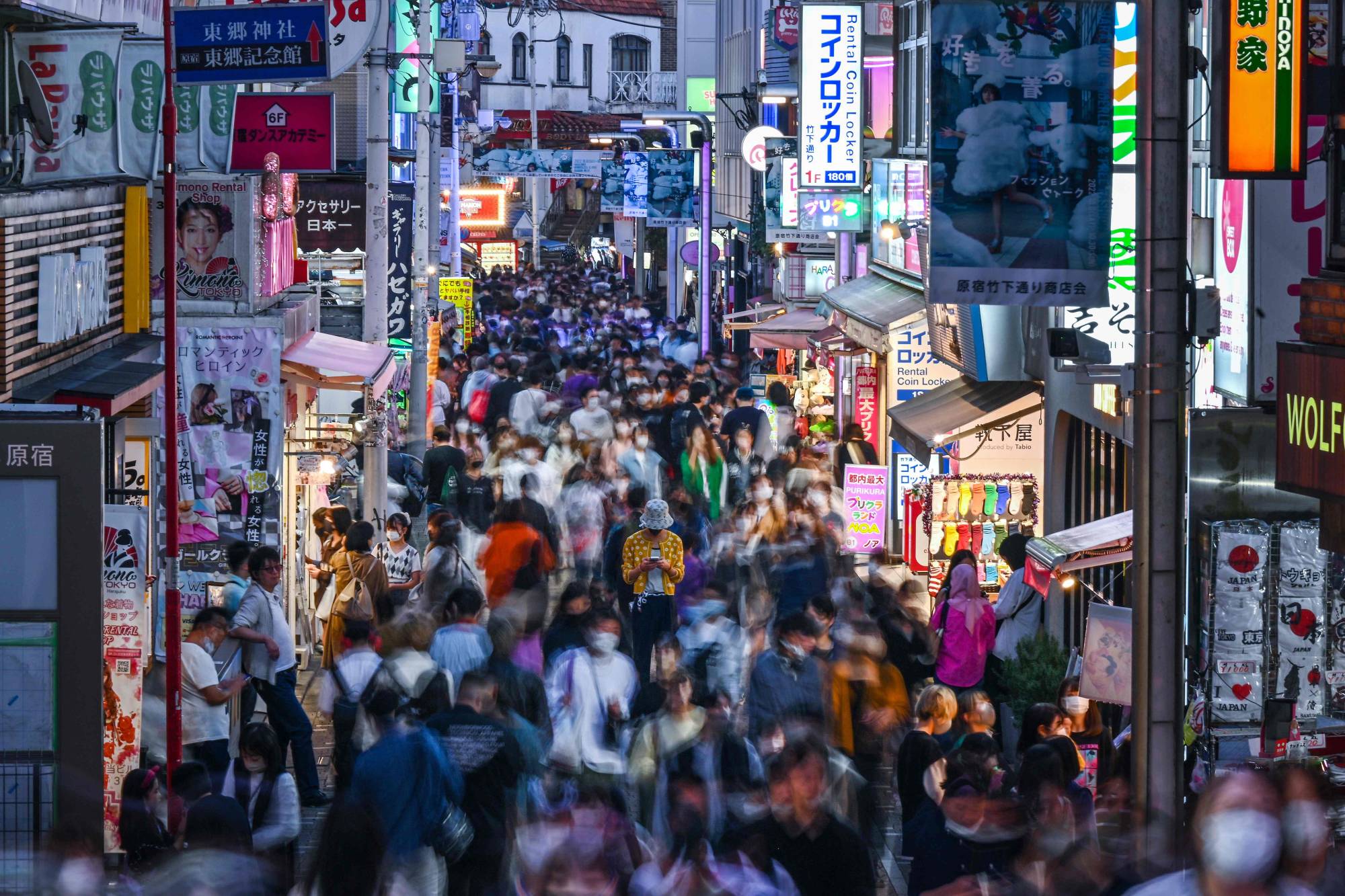 Nhật Bản đang đối mặt với tình trạng già hóa dân số. TRONG ẢNH: Khu phố Takeshita ở thủ đô Tokyo luôn sầm uất. Ảnh: AFP