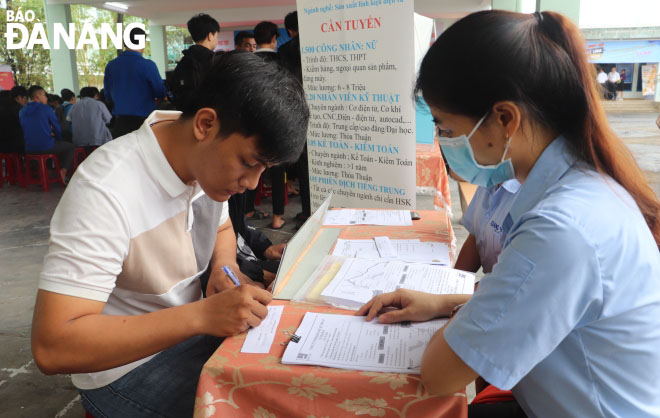 Students look for job opportunities at the job fair. Photo: NGOC HA