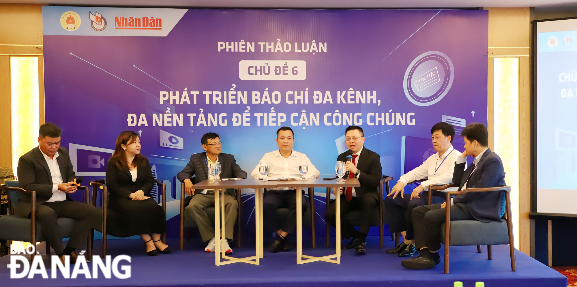 Tổng Biên tập Báo Nhân Dân Lê Quốc Minh chia sẻ tại phiên thảo luận. Ảnh: NGỌC PHÚ