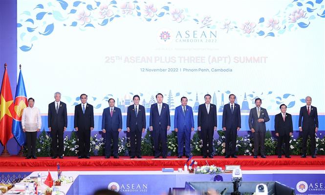 Các nhà lãnh đạo ASEAN+3 chụp ảnh chung. Ảnh: TTXVN