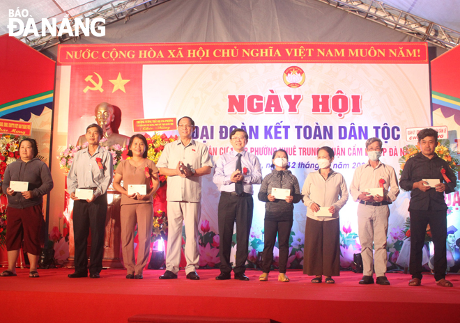 National Assembly Vice Chairman Tran Quang Phuong (fourth, left) and Vice Chairman of the Viet Nam Fatherland Front Central Committee Nguyen Huu Dung (middle) giving gifts to social policy households in difficult circumstances. Photo: X. HAU