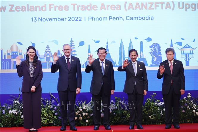 Thủ tướng Campuchia, Chủ tịch ASEAN 2022 Samdech Techo Hun Sen cùng Thủ tướng New Zealand Jacinda Ardern, Thủ tướng Australia Anthony Albanese, Quốc vương Brunei Hassanal Bolkiah và Tổng thư ký ASEAN Dato Lim Jock Hoi chụp ảnh chung tại Hội nghị EAS. Ảnh: Dương Giang/TTXVN