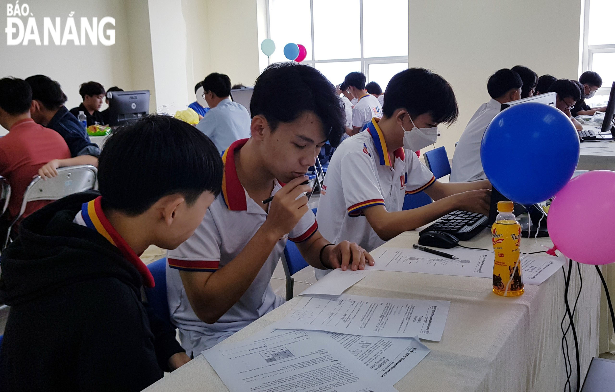 Candidates at the ICPC exam site of the University of Science and Technology, the University of Da Nang, on Sunday morning. Photo: NGOC HA