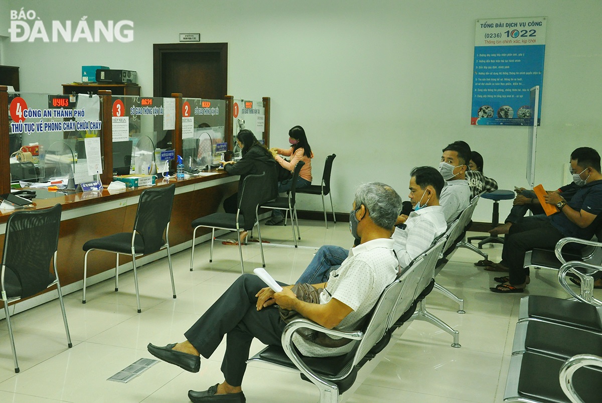 People are waiting to submit their applications for changing their driving license at the One-Stop-Shop site at the Da Nang Department of Transport. Photo: THANH LAN