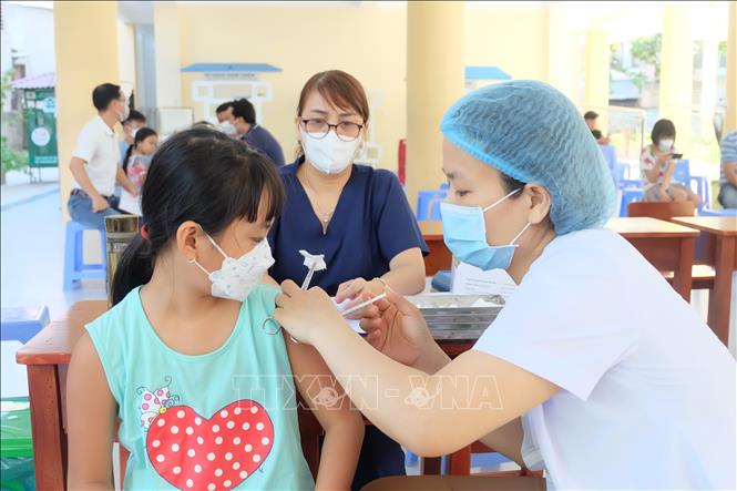 Tiêm vaccine phòng COVID-19, đảm bảo miễn dịch cho người dân. Ảnh: TTXVN